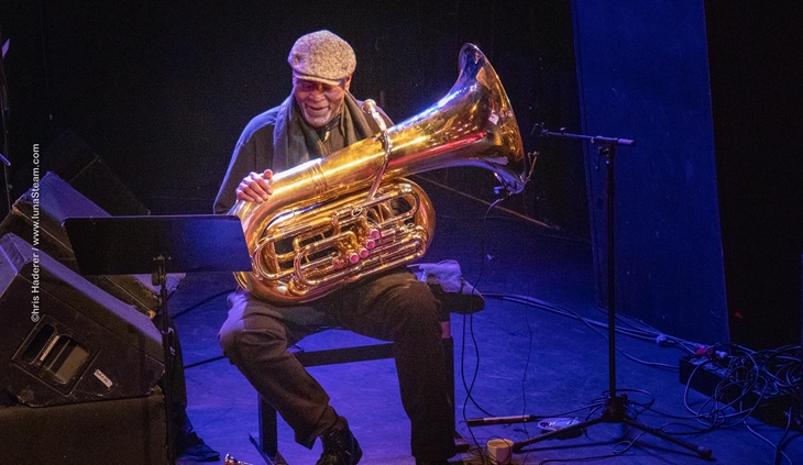 Jon Sass an der Tuba